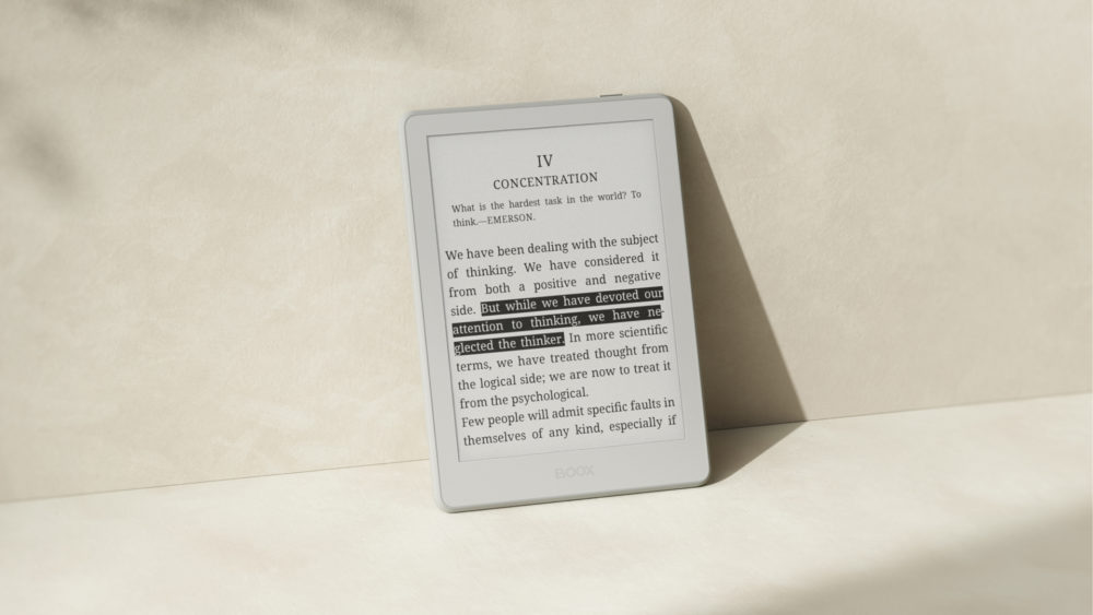 Lector de libros electrónicos encendido mostrando texto sobre concentración y pensamiento en pantalla, luz natural.