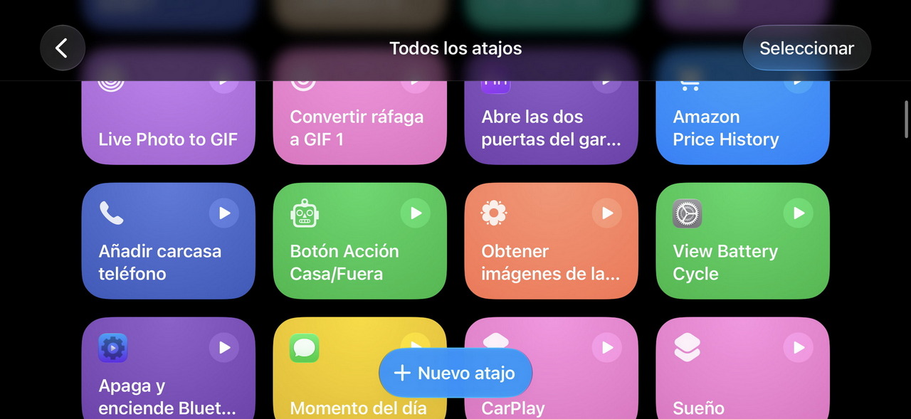 Pantalla de atajos en iOS, mostrando diversas funciones personalizables para optimizar tareas diarias en el dispositivo.
