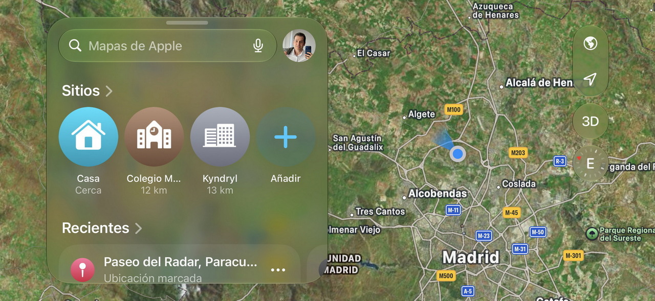 Mapa de Apple mostrando ubicación y destinos cercanos en Madrid, incluyendo casa y colegio a 12 km.