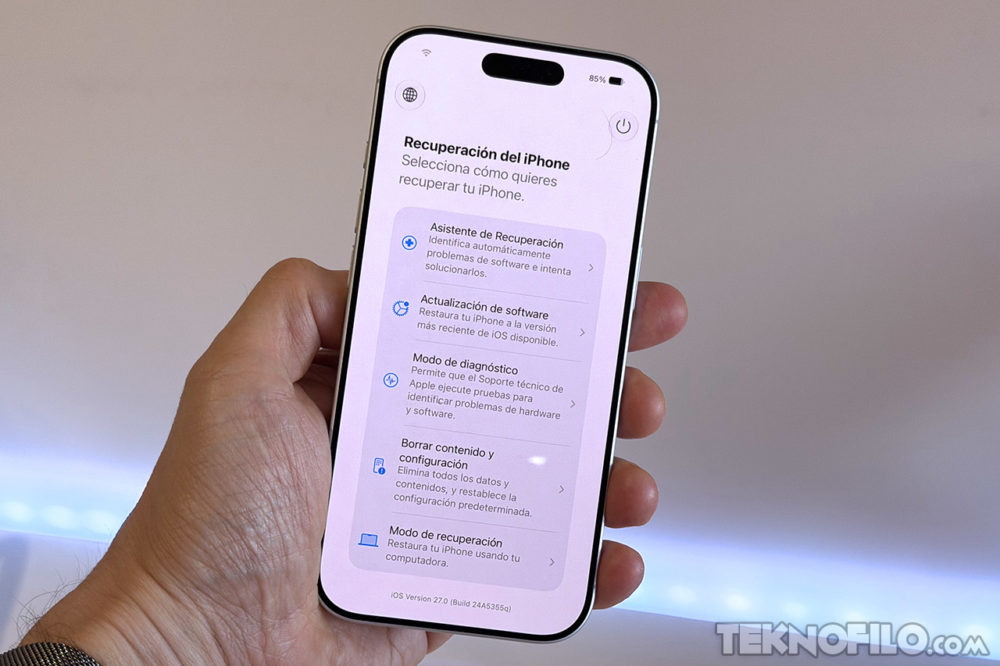 iOS 27 estrena un nuevo modo de recuperación para arreglar el iPhone sin ordenador Pantalla de opciones de recuperación del iPhone en un dispositivo iOS, mostrando asistente y actualización de software.