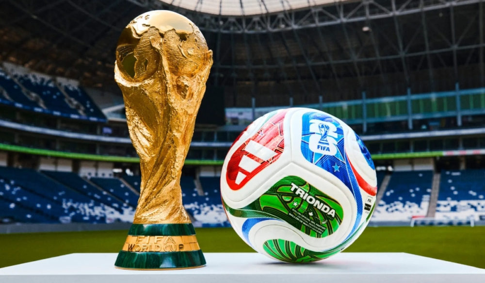 Ya sabemos quién ganará el Mundial 2026: EA Sports FC hace su predicción «infalible» Trofeo de la Copa Mundial de la FIFA y balón oficial en un estadio vacío.