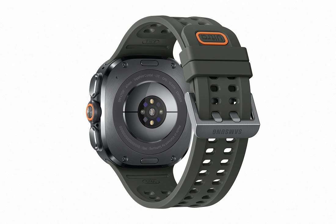 Reloj inteligente Samsung con correa verde, vista trasera enfocando en el sensor y detalles del diseño.