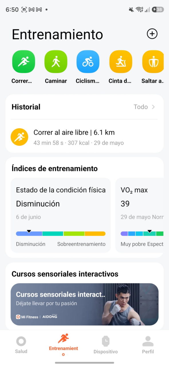 Pantalla de entrenamiento fitness: historial, índices de condición física y cursos sensoriales interactivos.