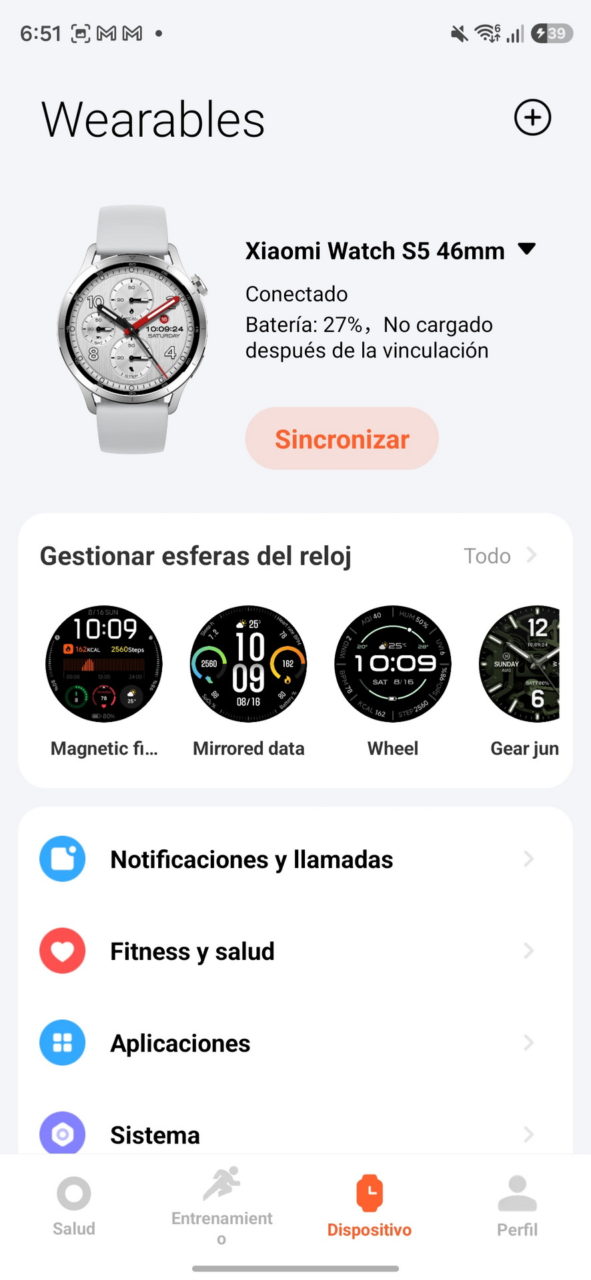 Interfaz de usuario de un reloj inteligente Xiaomi Watch S5 con esferas personalizables y opciones de sincronización.
