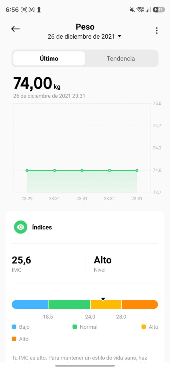 Pantalla de registro de peso: 74 kg, índice de masa corporal (IMC) 25.6, clasificado como alto. Fecha: 26/12/2021.