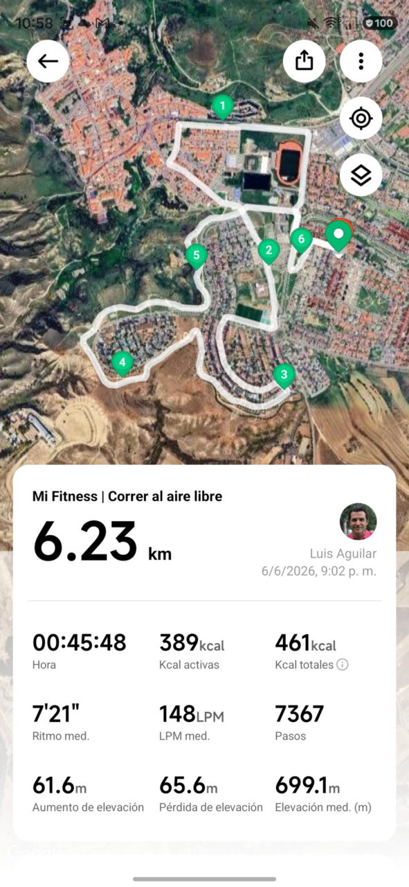 Mapa de una ruta de jogging al aire libre de 6.23 km con estadísticas de tiempo, calorías y elevación.