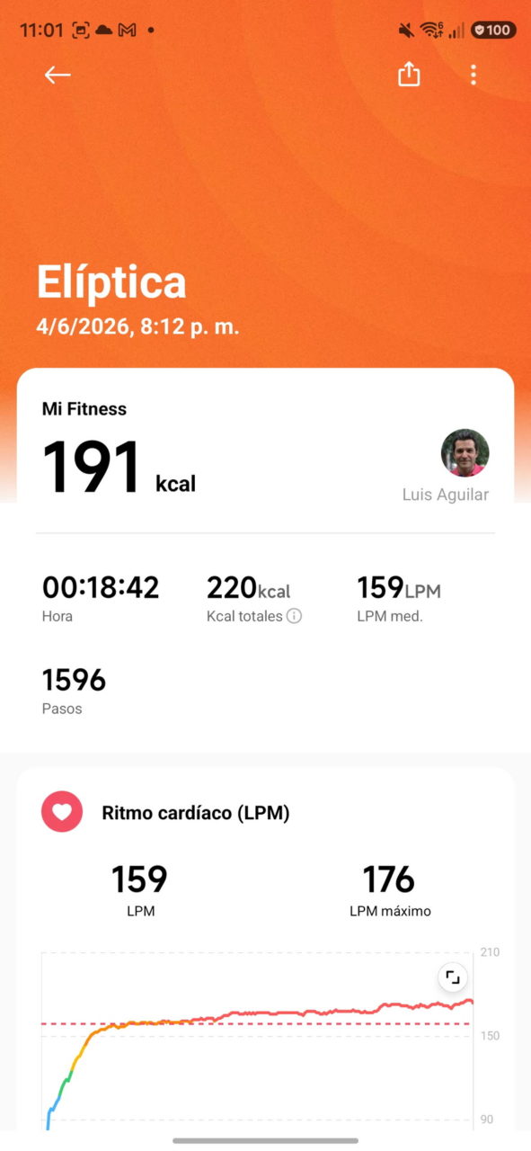 Pantalla de ejercicio en elíptica con datos de calorías, ritmo cardíaco y pasos, 4 de junio de 2026.