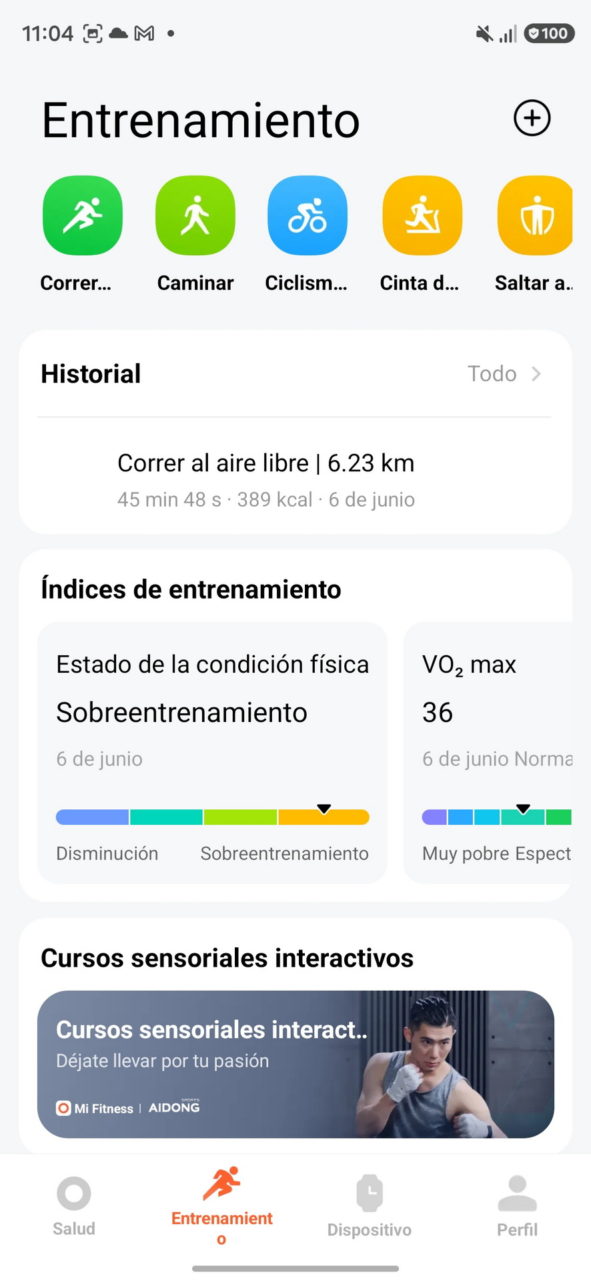 Pantalla de apps de entrenamiento: correr, caminar, ciclismo, cinta, saltar; con historial y cursos interactivos.