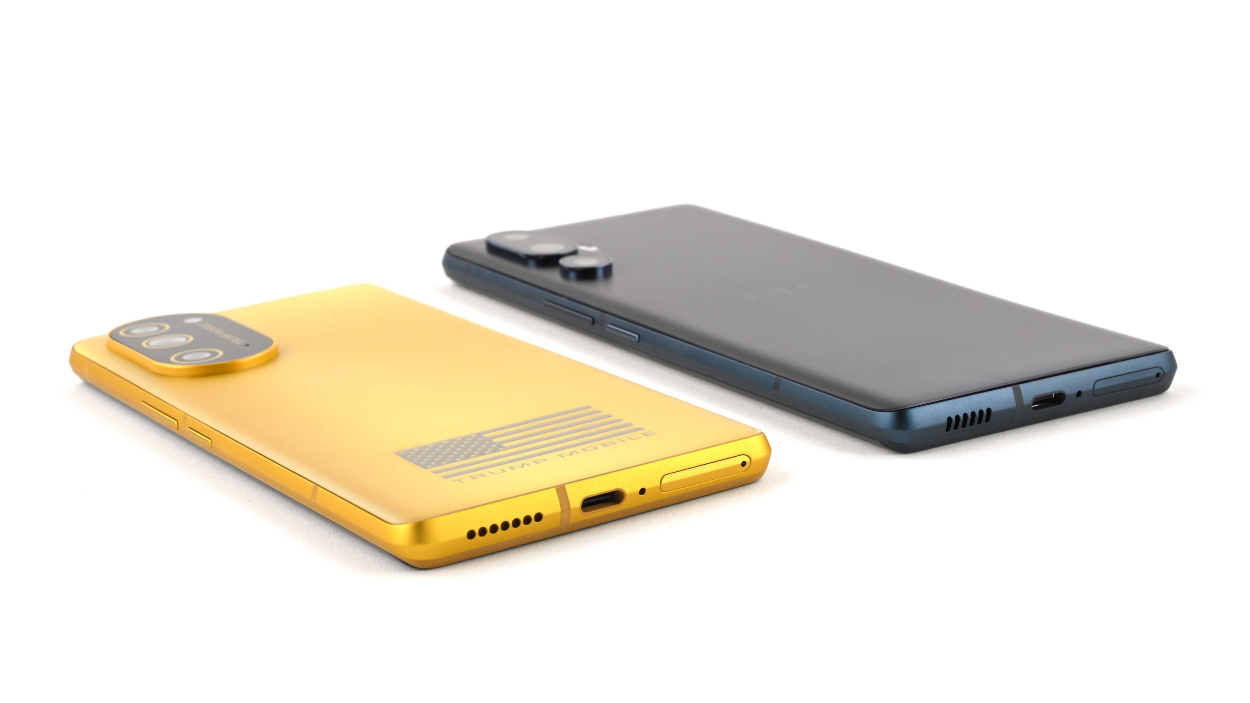 Dos smartphones sobre una superficie blanca, uno dorado y otro azul, mostrando sus cámaras traseras y puertos de carga.