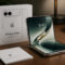 iOS 27 revela nuevas pistas sobre el esperado iPhone plegable de Apple Nuevo iPhone Ultra plegable sobre mesa, junto a caja y manual, mostrando pantalla de inicio con fecha.