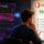 Usuario compara resultados de búsqueda AI de Google con DuckDuckGo en pantalla de ordenador.