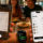 Personas dividiendo cuenta de restaurante con smartphones en mesa, usando aplicación para escanear y gestionar pagos.