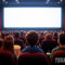 Cinesa está probando a cobrar más por las mejores butacas de la sala de cine Público viendo película en cine, pantalla grande, palomitas y refrescos. Experiencia cinematográfica envolvente.