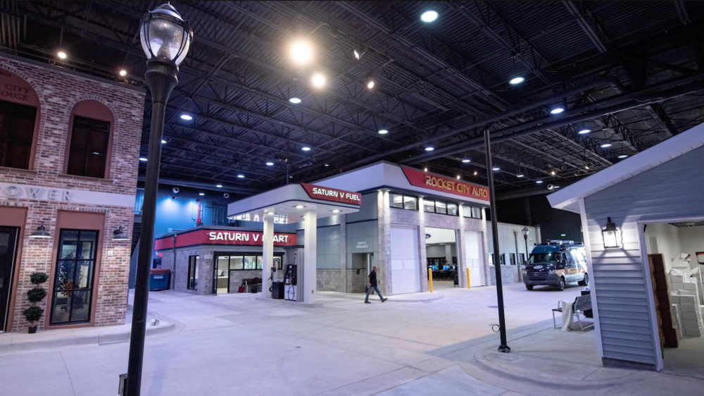 El FBI ha construido una pequeña ciudad falsa para entrenar a sus agentes contra ciberataques reales Calle interior simulada con taller mecánico Rocket City Auto y estación de combustible Saturn V.