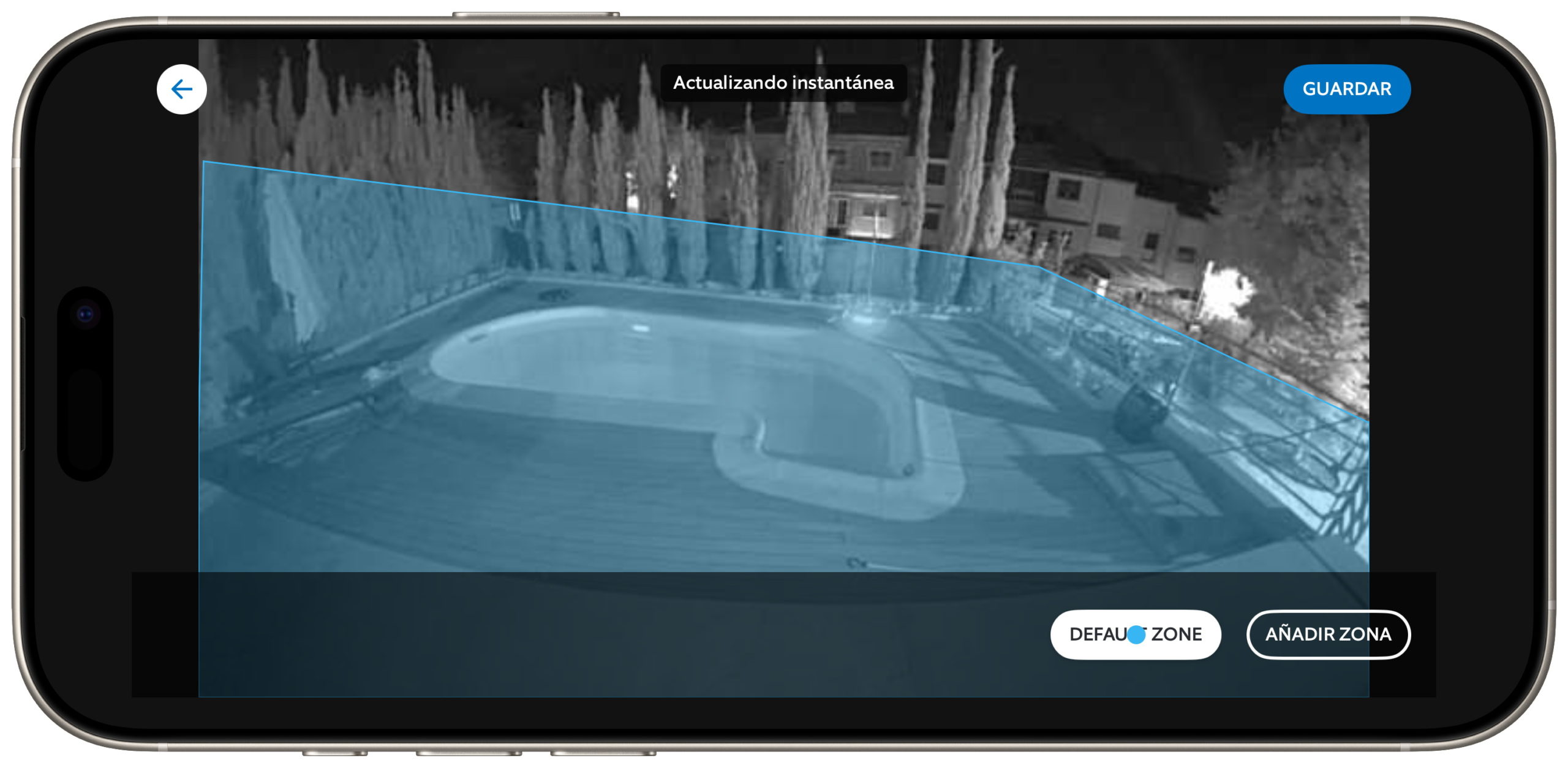 Cámara de seguridad nocturna en teléfono móvil, vigilancia de piscina privada con zona destacada en azul.