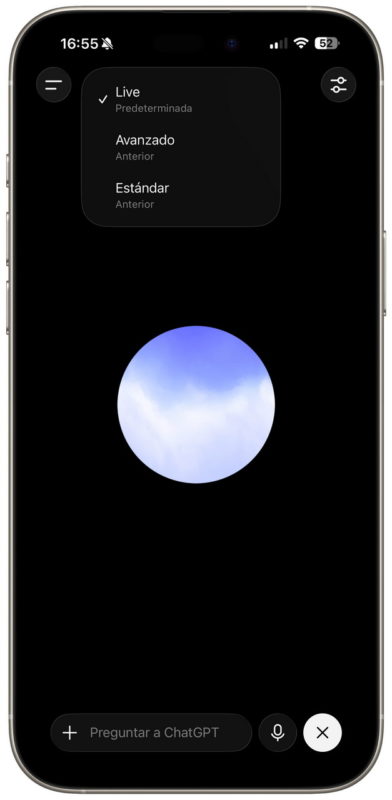 Pantalla de móvil con opciones de modo: Live, Avanzado y Estándar. Círculo azul claro en el centro.
