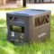 Generador portátil de 1800W para exteriores en césped verde, ideal para camping y actividades al aire libre.