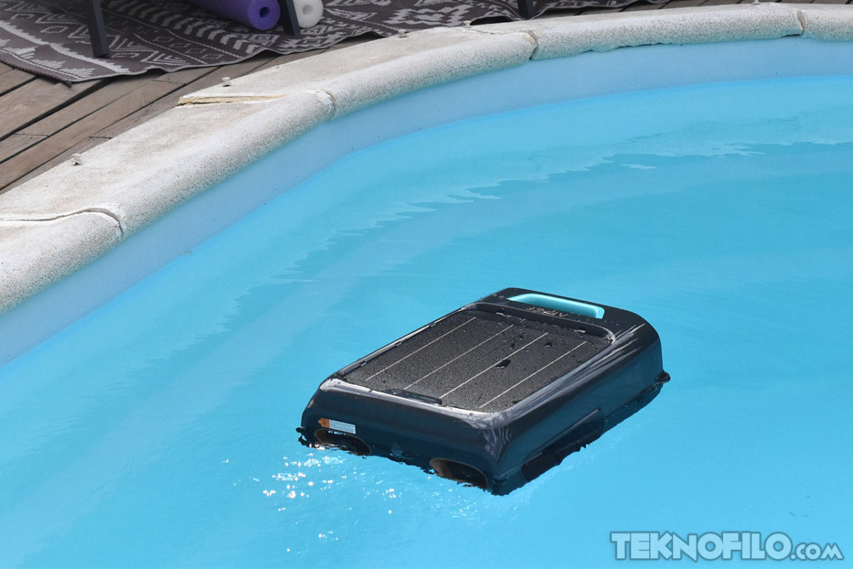 Aiper EcoSurfer S2: Análisis y opinión del robot solar que limpia la superficie de tu piscina Robot limpiapiscinas flotante en una piscina. Tecnología avanzada para mantener el agua limpia automáticamente.