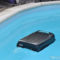 Aiper EcoSurfer S2: Análisis y opinión del robot solar que limpia la superficie de tu piscina Robot limpiapiscinas flotante en una piscina. Tecnología avanzada para mantener el agua limpia automáticamente.