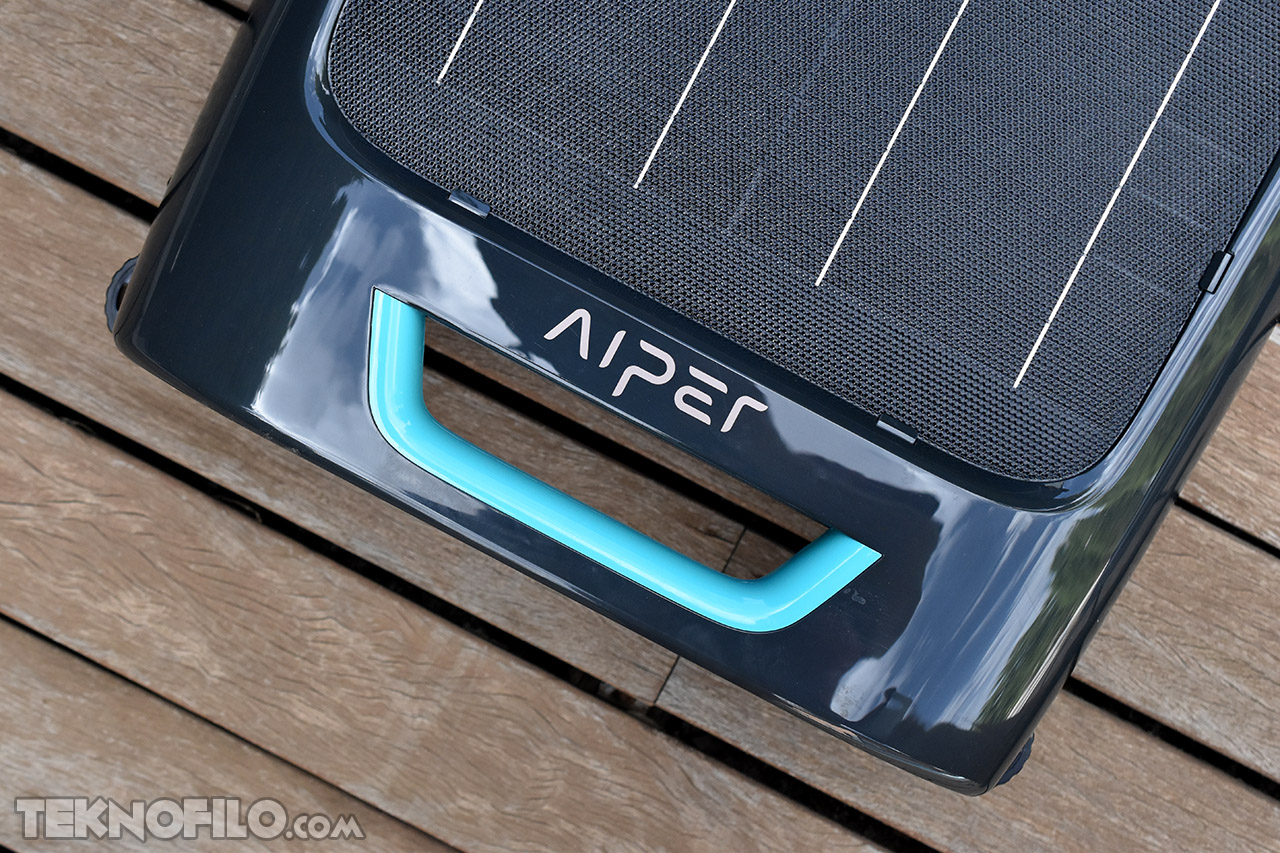 Aspiradora robótica Aiper en suelo de madera, diseño moderno con asa azul. Ideal para limpieza eficiente del hogar.