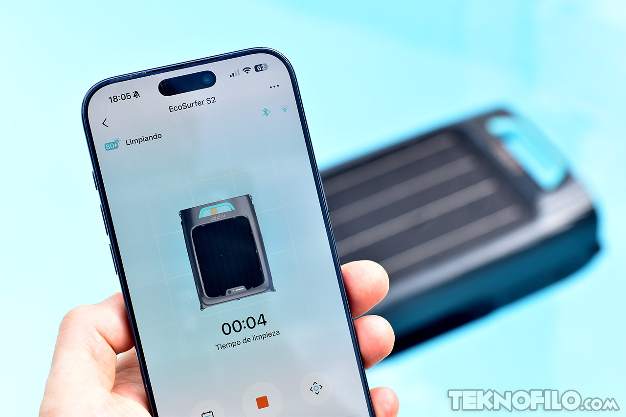 Teléfono controla robot limpiador de piscina EcoSurfer S2 a través de una app con fondo de agua azul.
