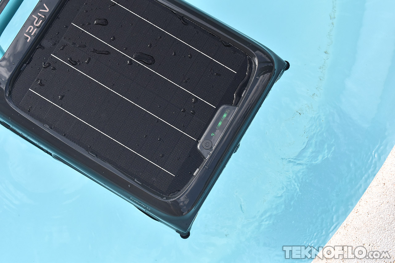 Dispositivo solar flotante limpiando piscina con eficiencia energética y diseño ecoamigable.