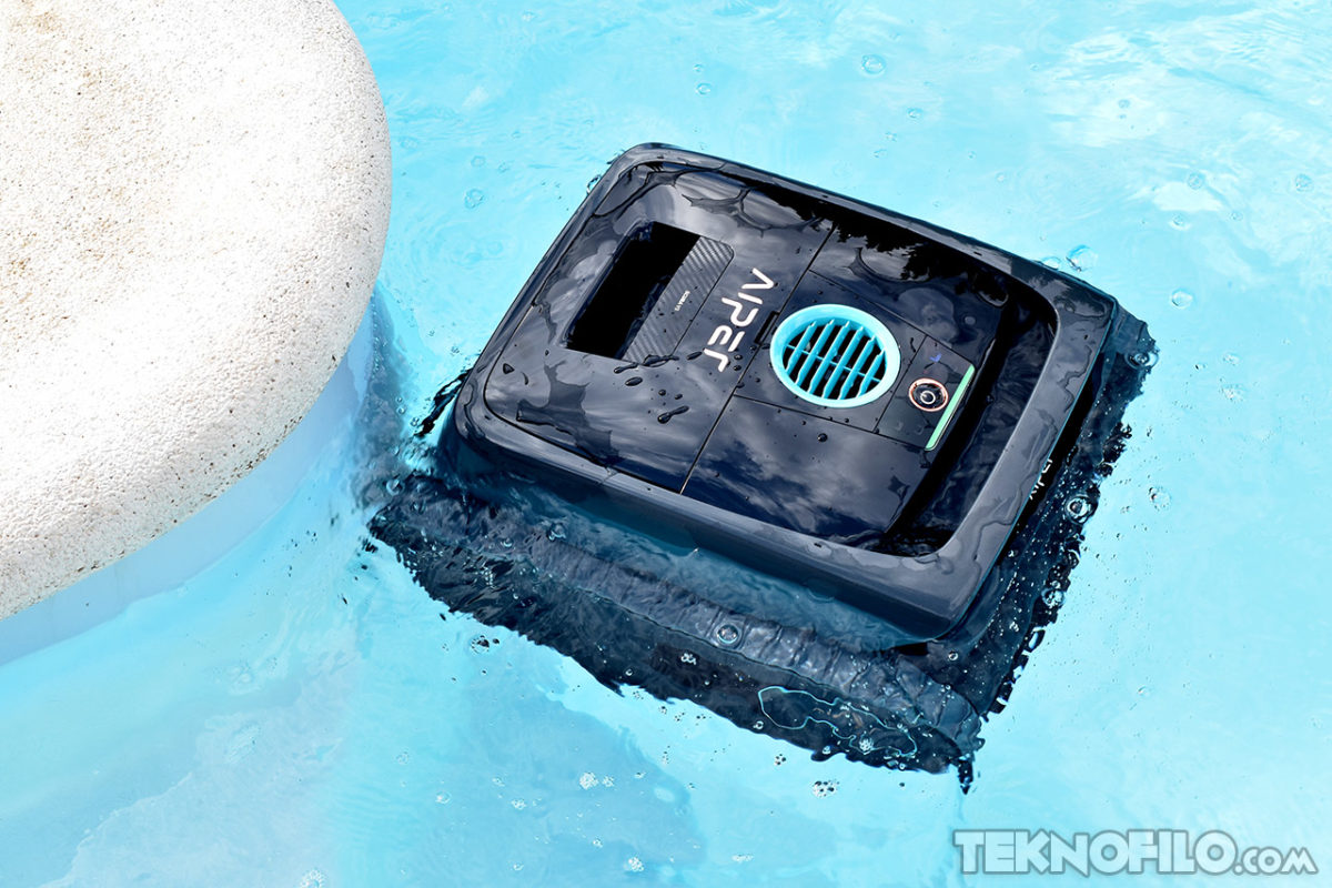 Análisis y opinión del Aiper Scuba V3: la inteligencia artificial llega a la limpieza de piscinas Robot limpiapiscinas automático Aiper en acción, limpiando el agua de una piscina.
