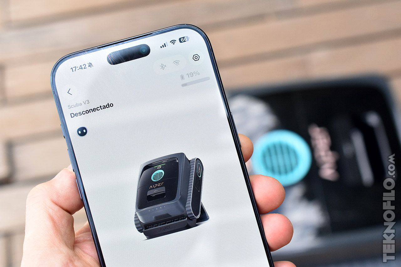 Pantalla de smartphone mostrando dispositivo Aiper Scuba V3 desconectado, batería al 19%, mano sujetando el teléfono.