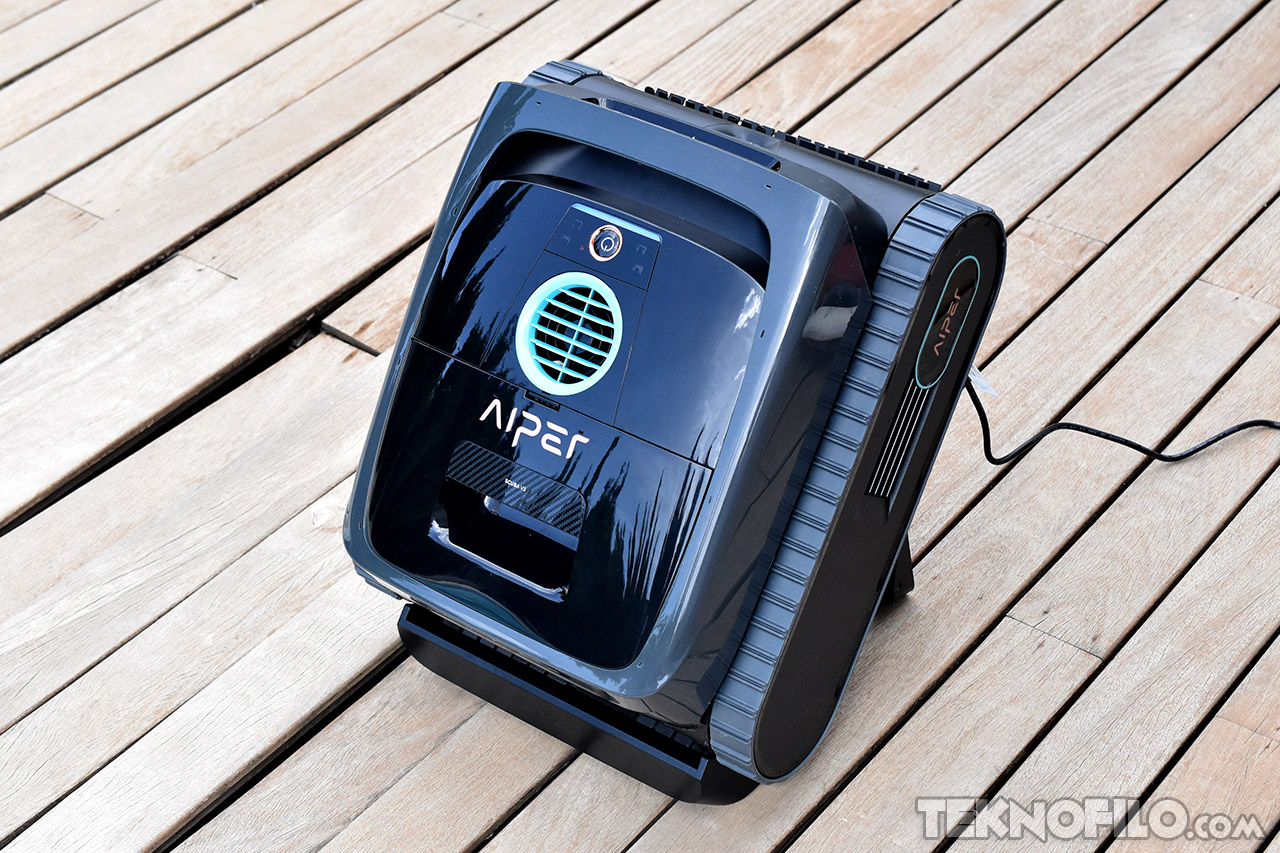 Robots aspirador Aiper aspirando una terraza de madera. Ideal para limpieza automática de exteriores.