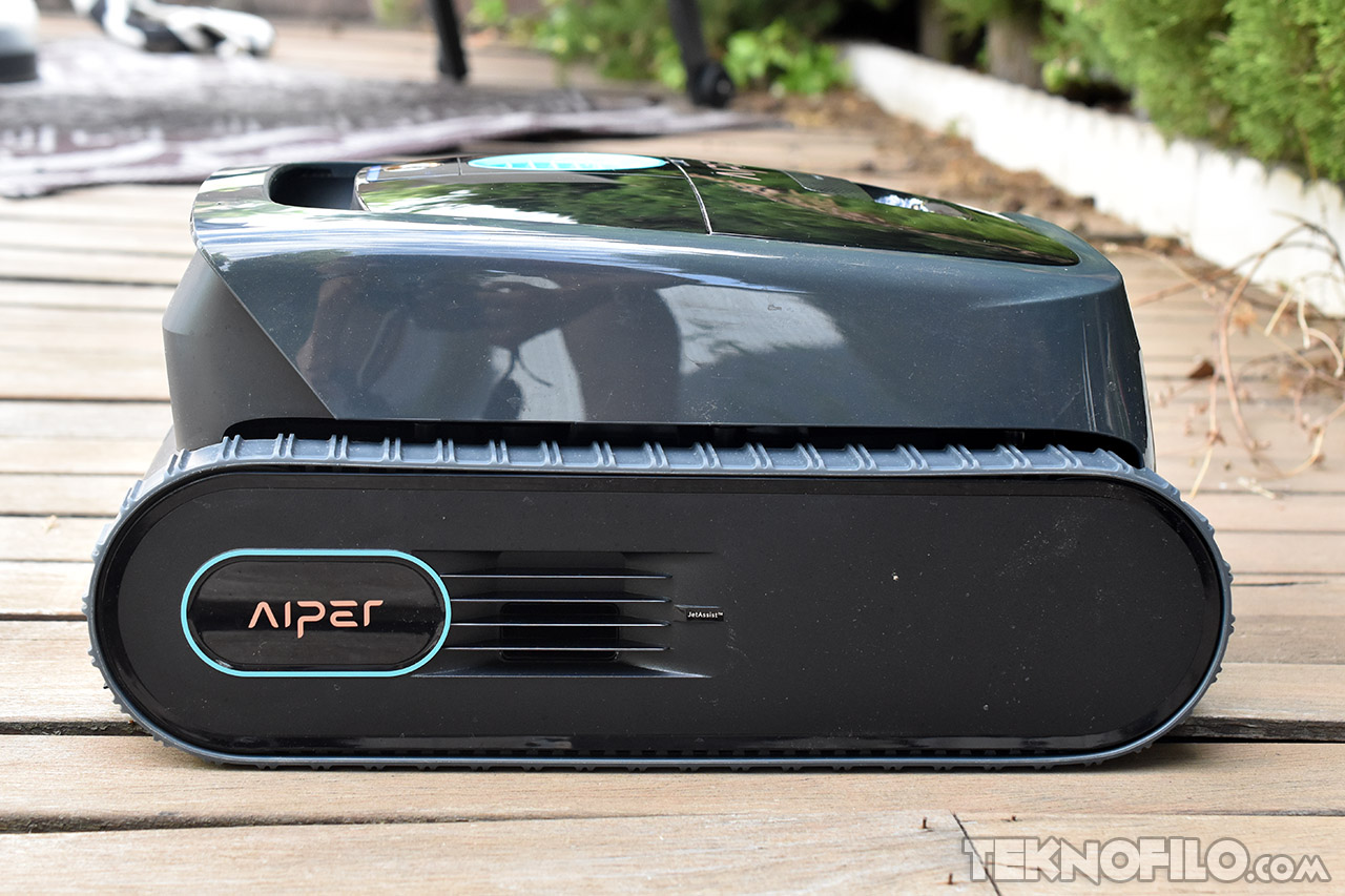 Robot de limpieza de piscinas Aiper en una terraza de madera, diseño moderno y compacto.