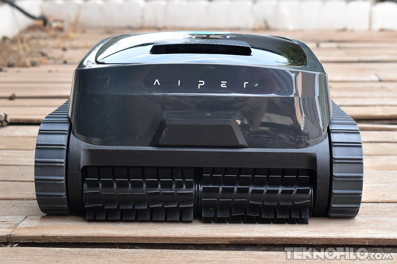 Robot limpiapiscinas Aiper negro sobre terraza de madera, vista frontal, enfoque en diseño y tecnología de limpieza.