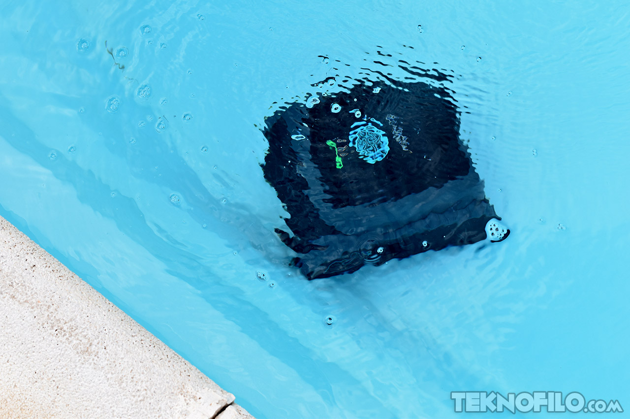 Laptop bajo el agua en piscina, demostrando impermeabilidad y resistencia al agua.