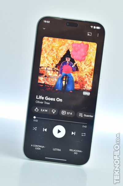 Pantalla de iPhone mostrando la canción Life Goes On en una app de música con imagen de portada colorida.