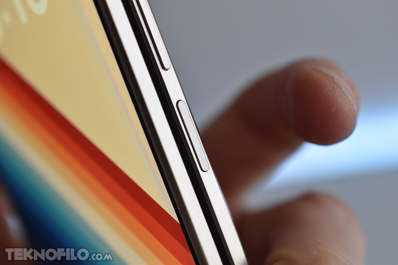 Usuario sostiene un smartphone moderno, resaltando su botón lateral y pantalla colorida.