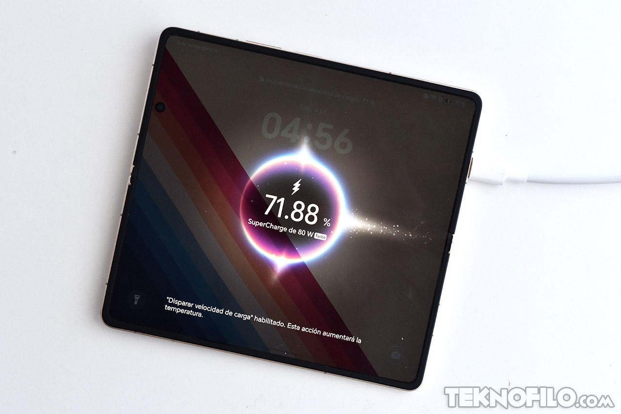 Pantalla de smartphone mostrando carga rápida al 71.88% con SuperCharge de 80W. Tiempo 04:56.