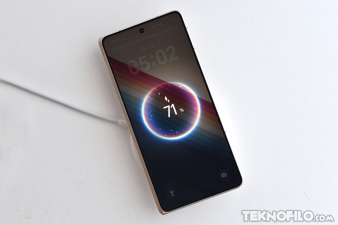 Teléfono inteligente cargándose con diseño de pantalla colorido y nivel de batería al 71 por ciento.