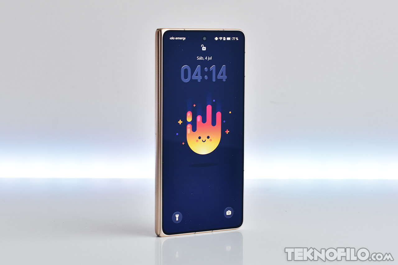 Teléfono móvil con pantalla encendida mostrando fondo de pantalla animado y hora 04:14.