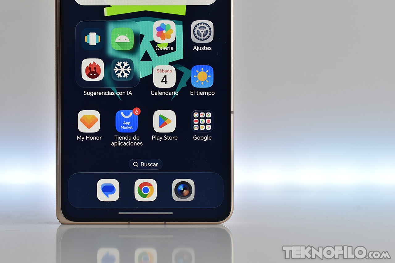 Pantalla de smartphone con íconos de aplicaciones: galería, ajustes, calendario, tiempo, Play Store y buscador.