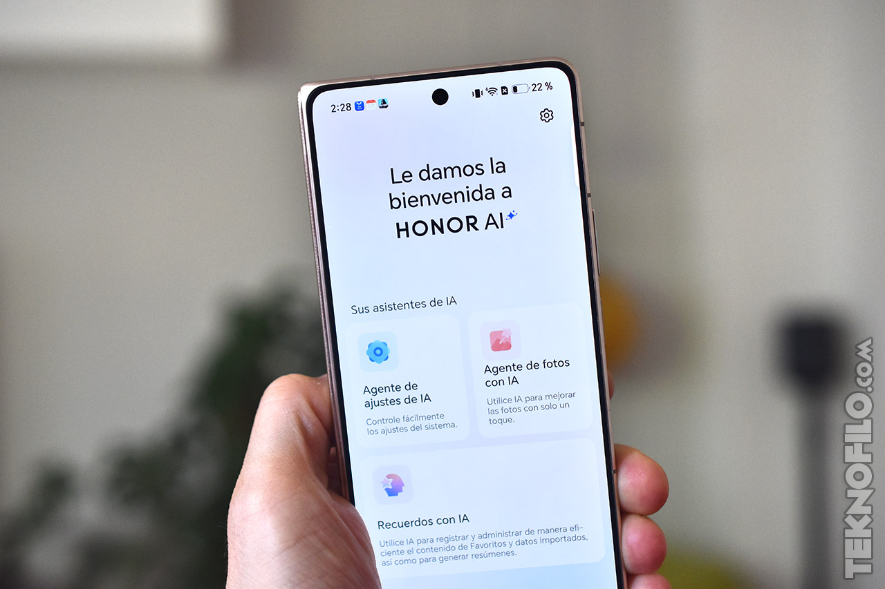 Pantalla del móvil mostrando la bienvenida a HONOR AI y sus asistentes de IA como agente de ajustes y fotos.