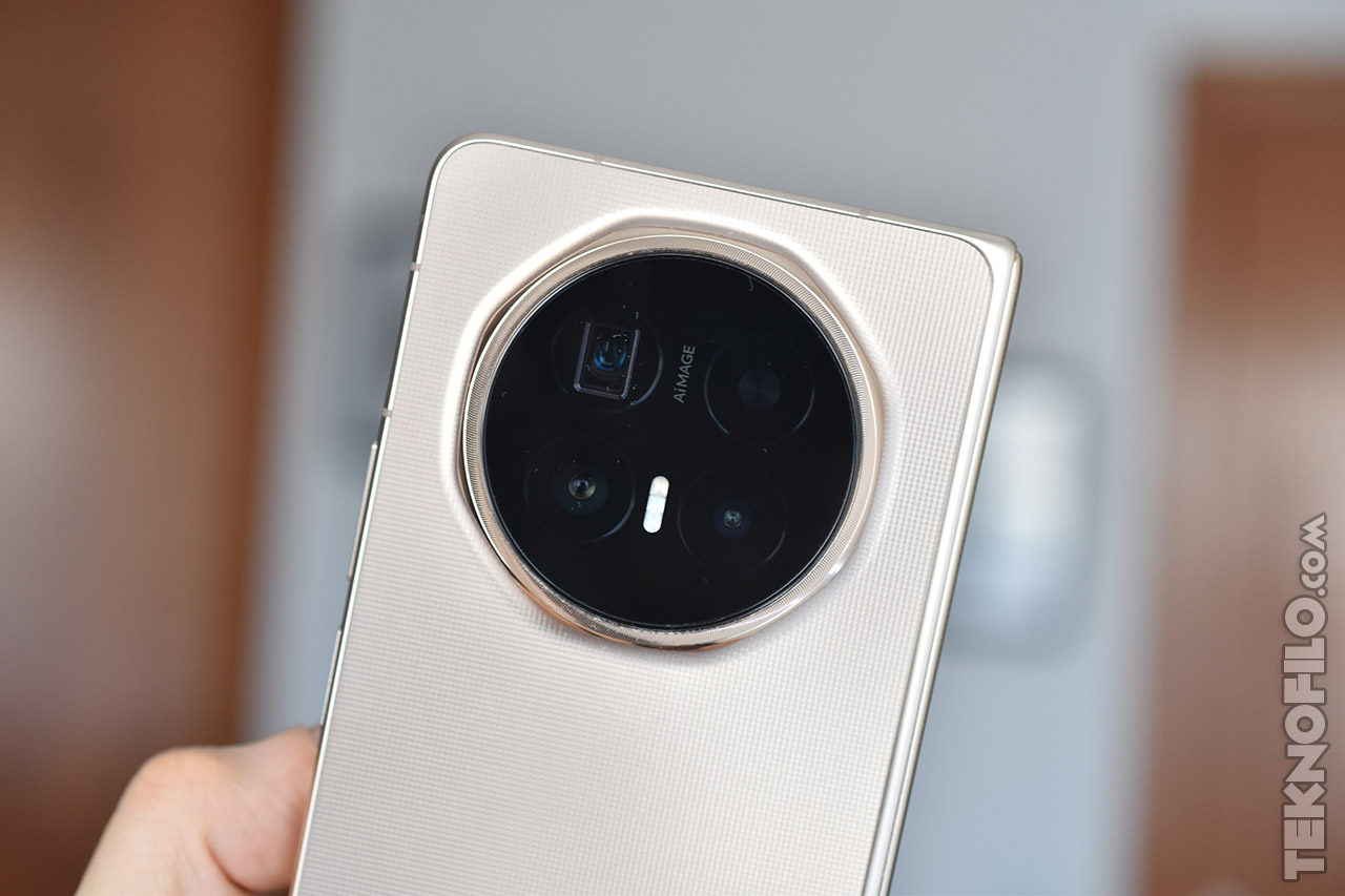 Cámara de un smartphone moderno con diseño circular y múltiples lentes para fotografía avanzada.