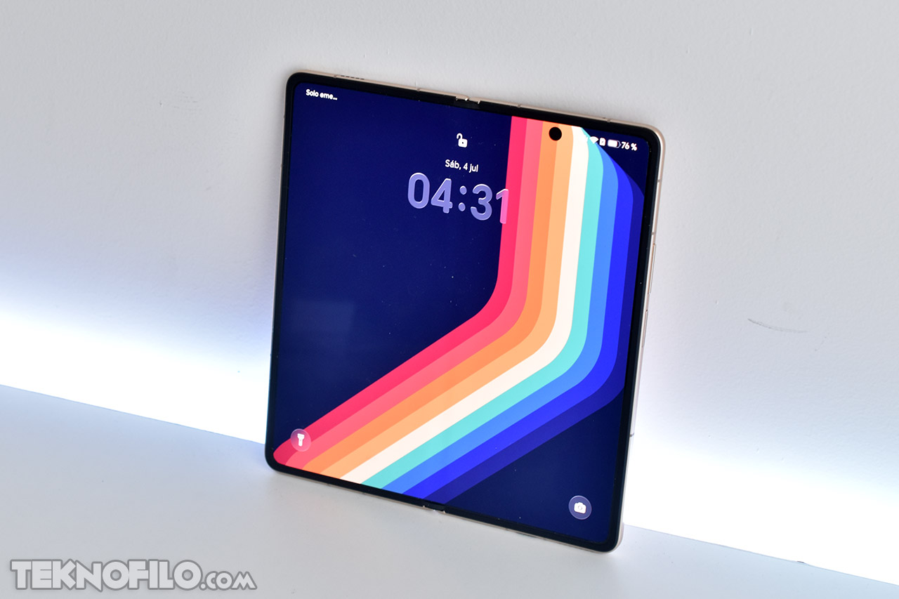 Pantalla plegable de smartphone moderno con diseño colorido y hora de las 4:31, tecnofilo.com en la esquina.