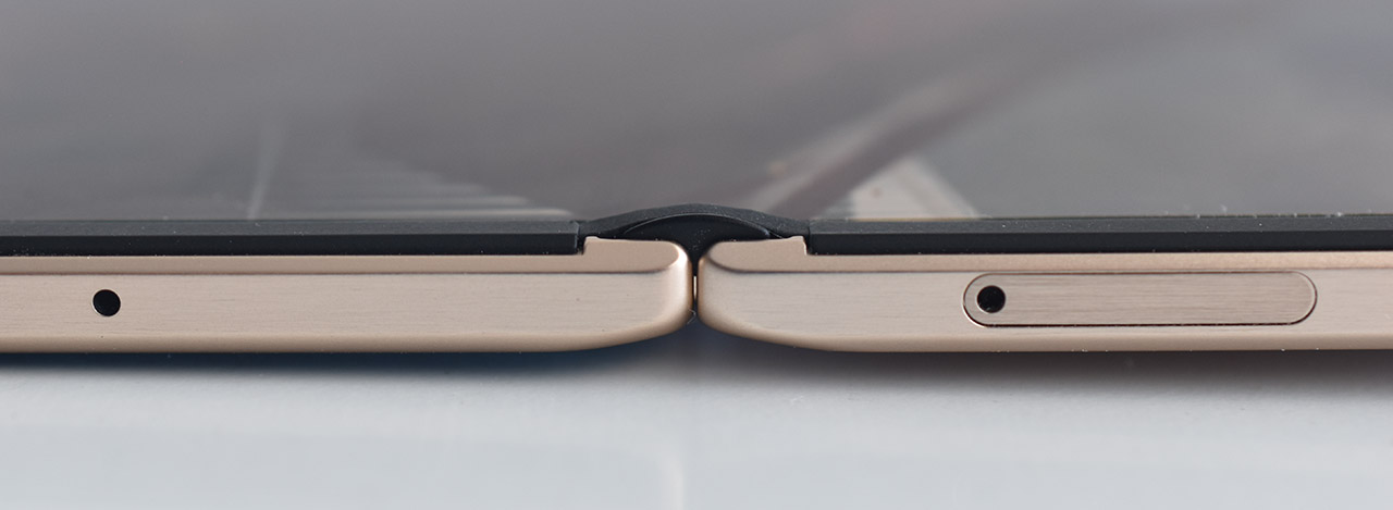 Bisagra de un dispositivo plegable en primer plano, mostrando diseño y detalles metálicos modernos.