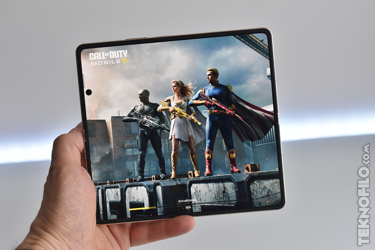 Pantalla plegable mostrando el juego Call of Duty Mobile con personajes heroicos.