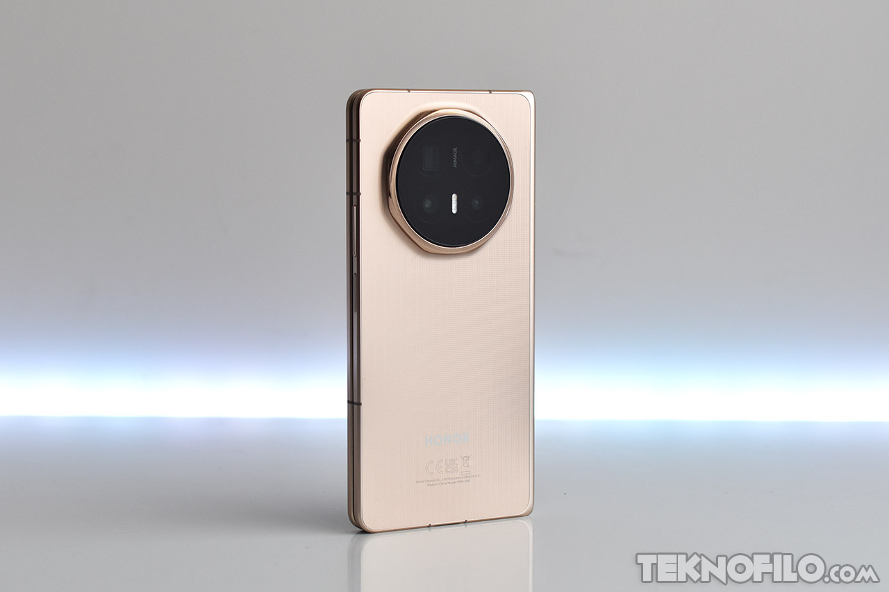 Teléfono inteligente Honor en color dorado con cámara trasera circular, diseño elegante sobre fondo minimalista.