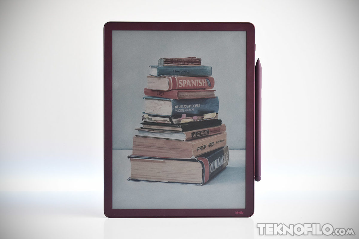 Análisis del Kindle Scribe Colorsoft: el Kindle más avanzado ahora escribe en color Tableta Kindle mostrando pila de libros de idiomas y diccionarios en su pantalla, con lápiz óptico al lado.