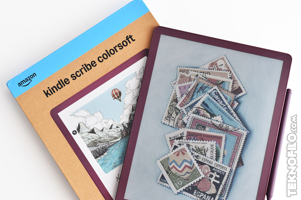 Caja de Kindle Scribe Colorsoft de Amazon y el dispositivo con pantalla mostrando sellos postales.