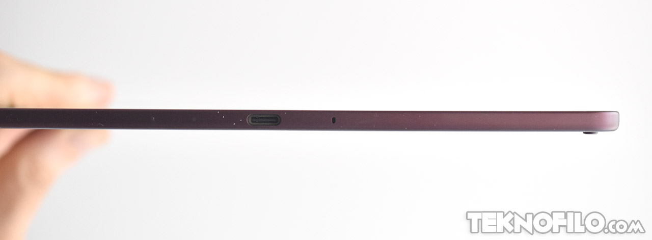 Tablet perfil delgado color burdeos con puerto USB-C en vista lateral.