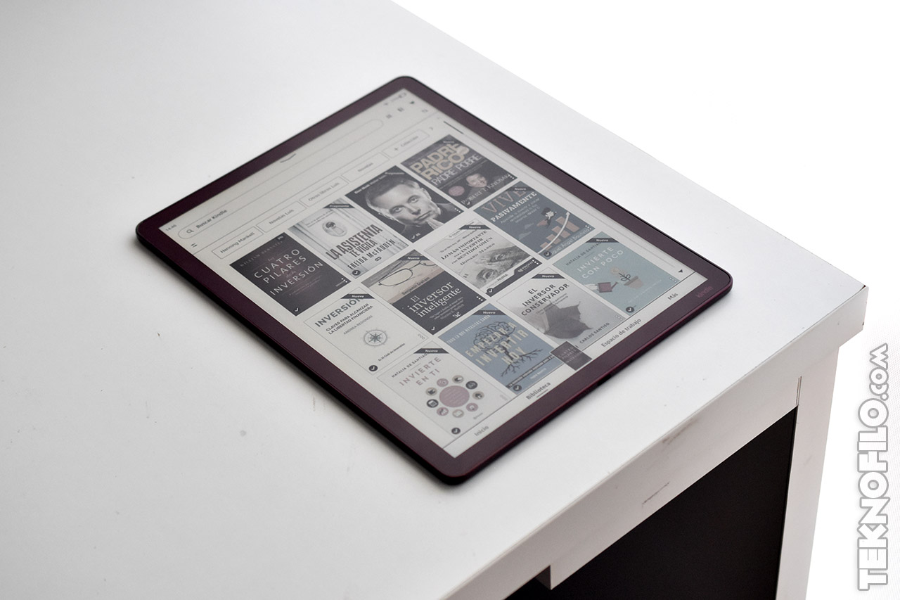 Tableta en una mesa mostrando una selección de libros electrónicos en la pantalla.