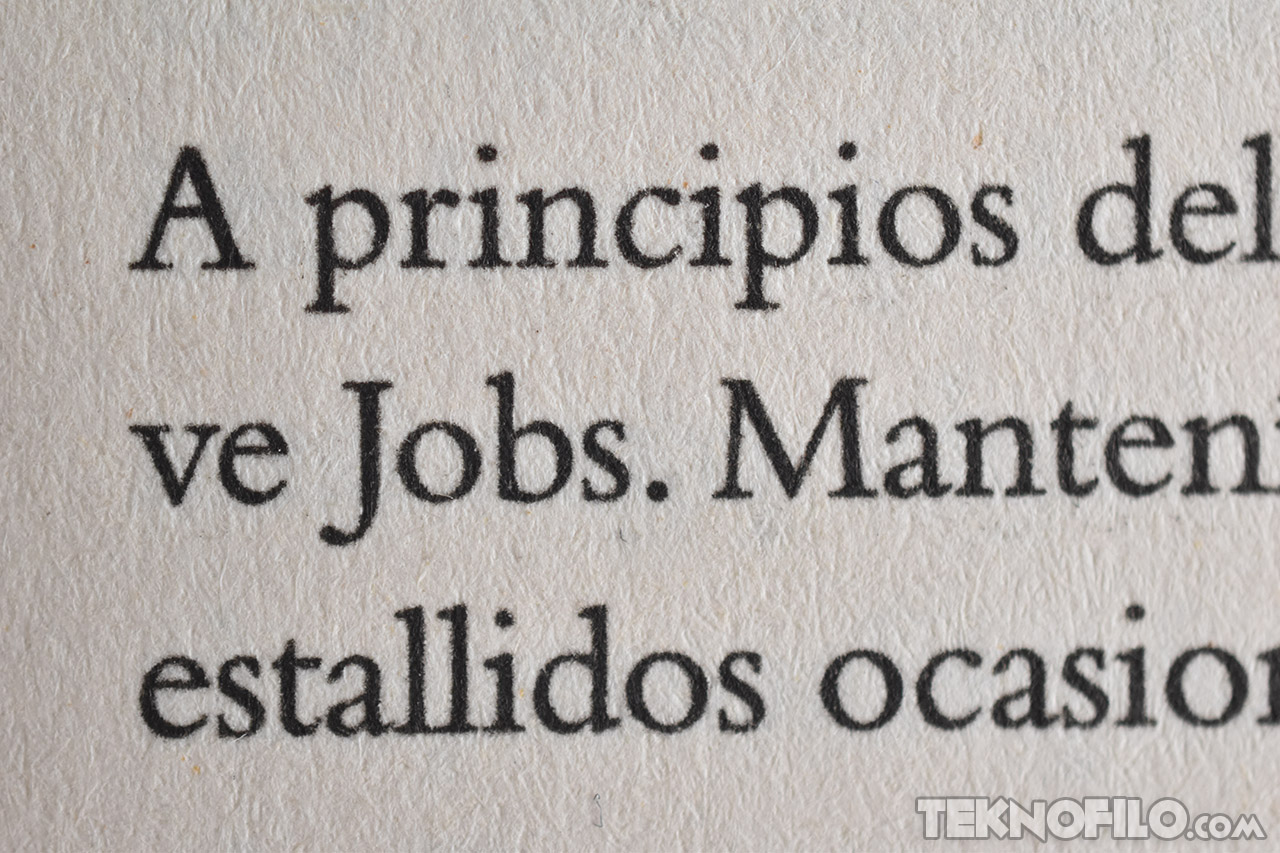 Fragmento de texto en papel que menciona a Jobs. Tipografía nítida sobre fondo texturizado.