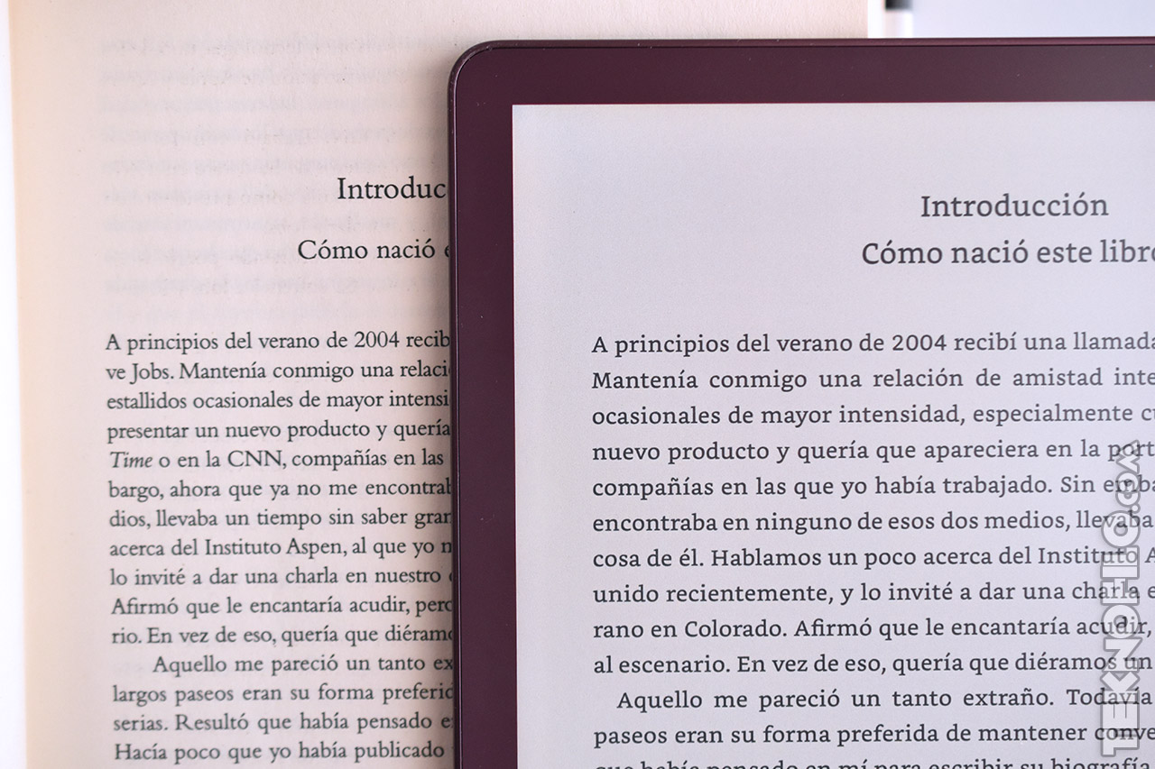 Texto en una página impresa junto a un lector electrónico mostrando la misma introducción, resaltando la tecnología digital.